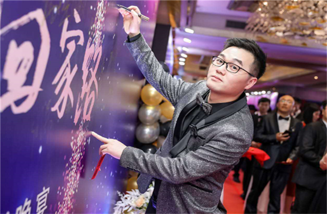 【高光“疫”事】勇敢逆行的特殊“网约车”——PT视讯90后，用信念打通生命运输线